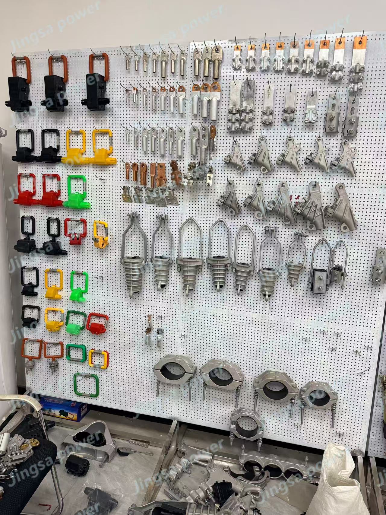 Bolted aluminum alloy tension clamp